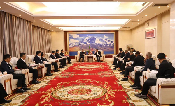 華電集團(tuán)黨組書記、董事長江毅與喀什地委副書記、行署專員艾尼瓦爾·吐爾遜舉行會(huì)談