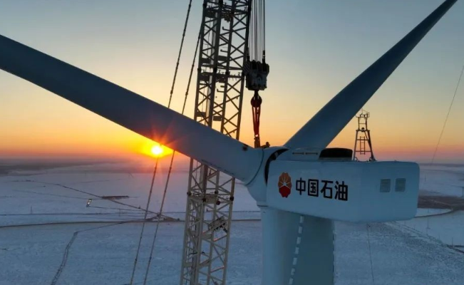 中國(guó)石油在建單體規(guī)模最大集中風(fēng)電項(xiàng)目——昂格55萬(wàn)千瓦風(fēng)電項(xiàng)目首臺(tái)風(fēng)機(jī)成功吊裝！