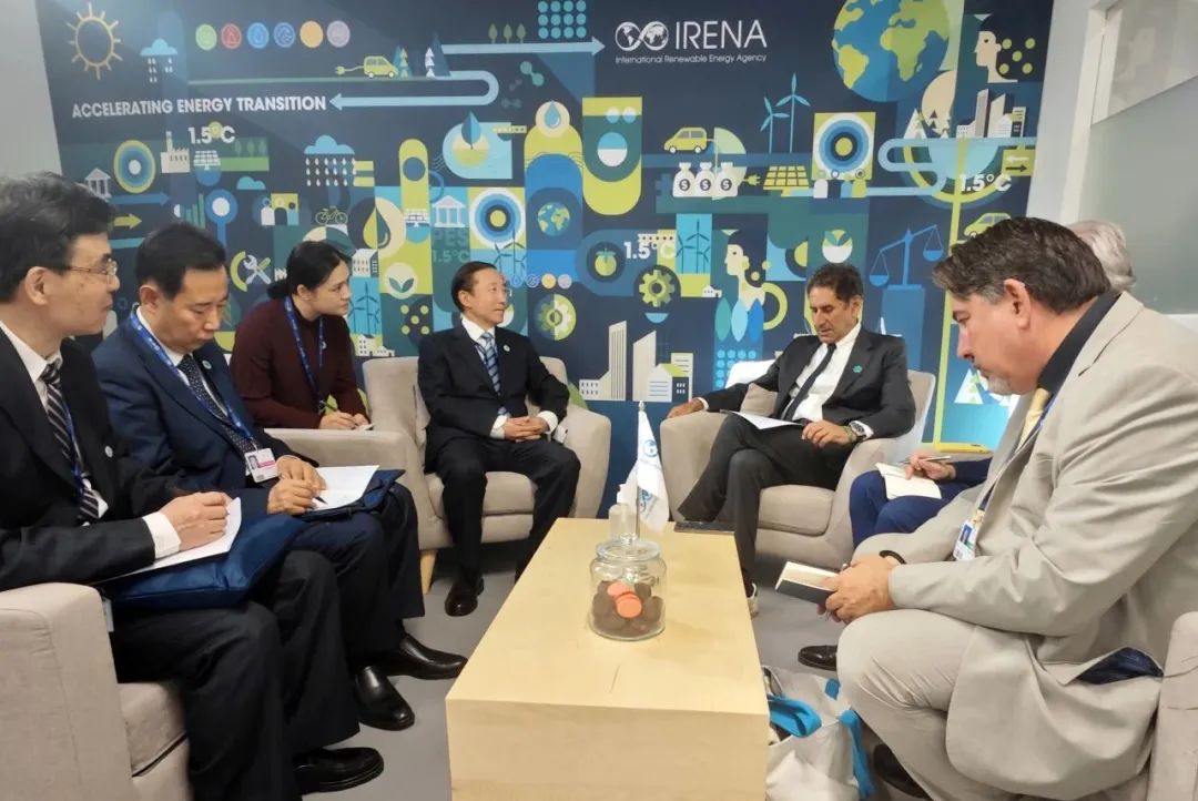 國家電網董事長辛保安與國際可再生能源署總干事卡梅拉、阿布扎比能源局主席阿爾馬拉爾、聯(lián)合國可持續(xù)發(fā)展解決方案網絡主席薩克斯會談