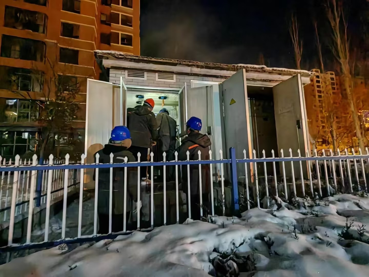 風(fēng)雪來襲入冬寒，電力搶修送溫暖