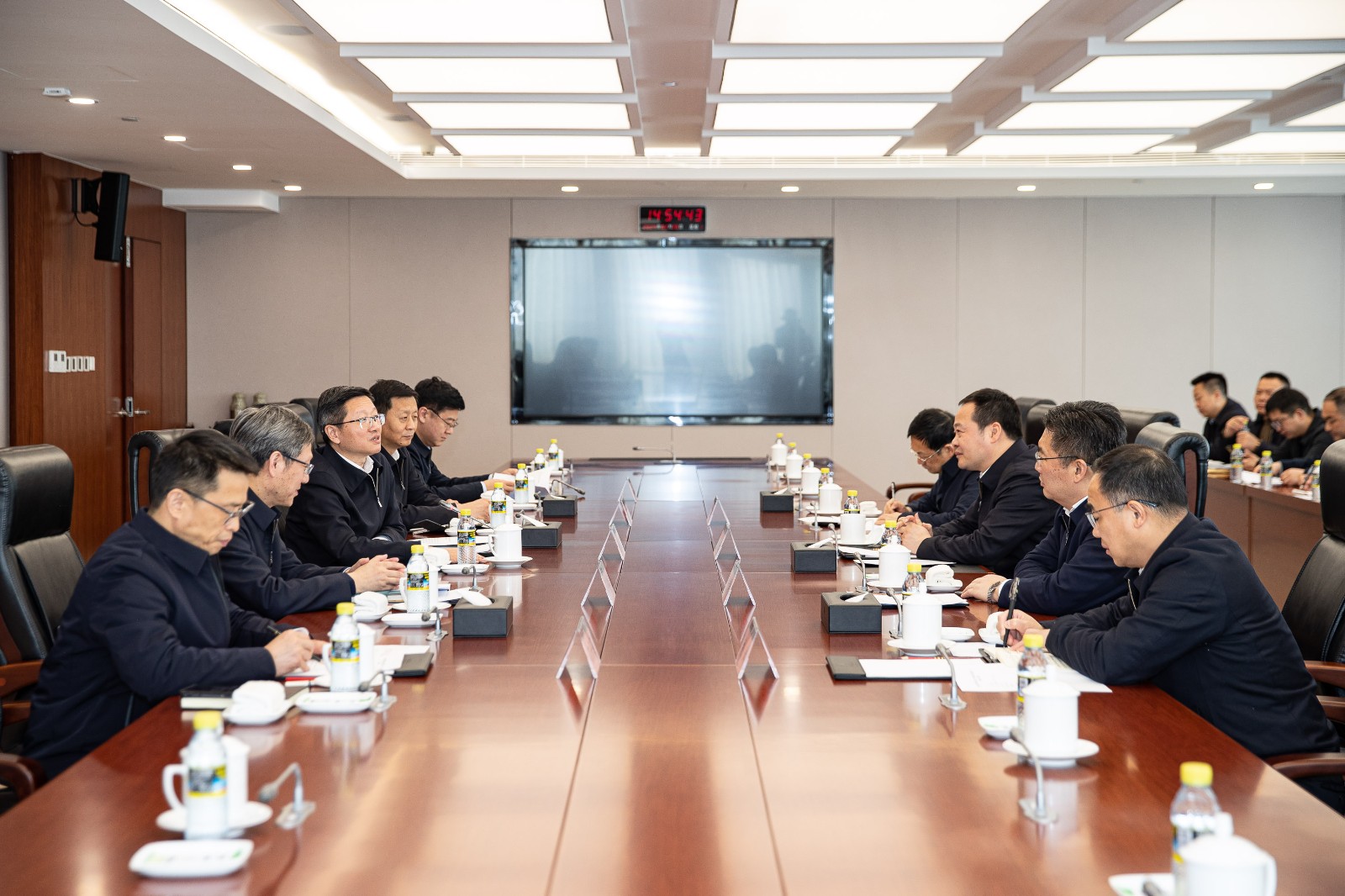 國(guó)家能源集團(tuán)公司總經(jīng)理、黨組副書記余兵會(huì)見(jiàn)上饒市委書記陳云