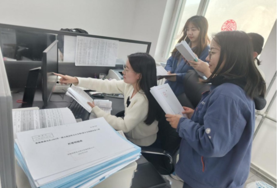 國(guó)網(wǎng)黃化供電公司:鏗鏘玫瑰分外紅 經(jīng)研巾幗展風(fēng)采