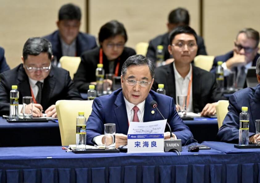 中國(guó)能建黨委書(shū)記、董事長(zhǎng)宋海良參加中外企業(yè)家代表座談并發(fā)言