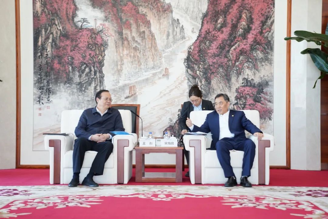 中國(guó)能建黨委書(shū)記、董事長(zhǎng)宋海良與歐洲自然科學(xué)院院士、中國(guó)發(fā)展研究院院長(zhǎng)王彤會(huì)談
