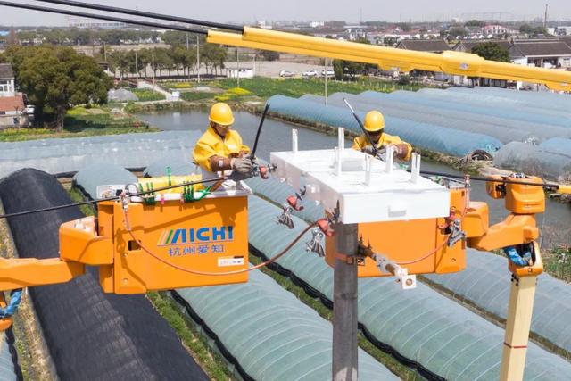 “零感知”帶電作業(yè)，農(nóng)村電網(wǎng)持續(xù)改造升級