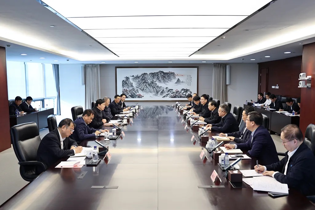 華電集團(tuán)董事長(zhǎng)江毅、總經(jīng)理葉向東與國(guó)家電網(wǎng)董事長(zhǎng)、黨組書記張智剛會(huì)談