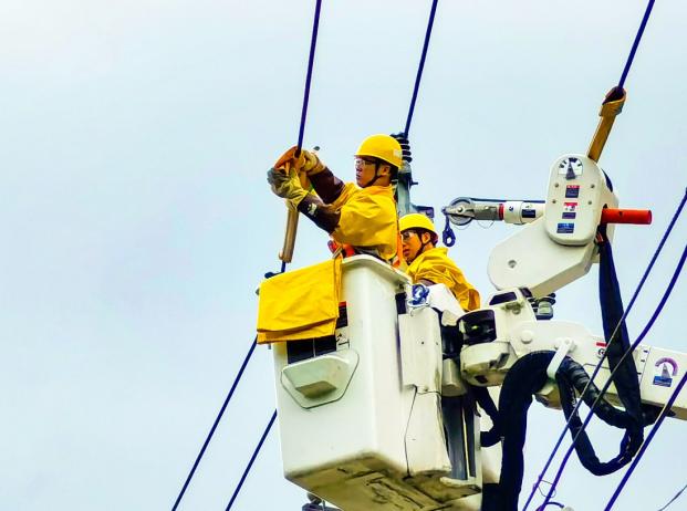 國網(wǎng)政和縣供電公司風(fēng)雨無阻勇?lián)?dāng) 攻堅克難保供電