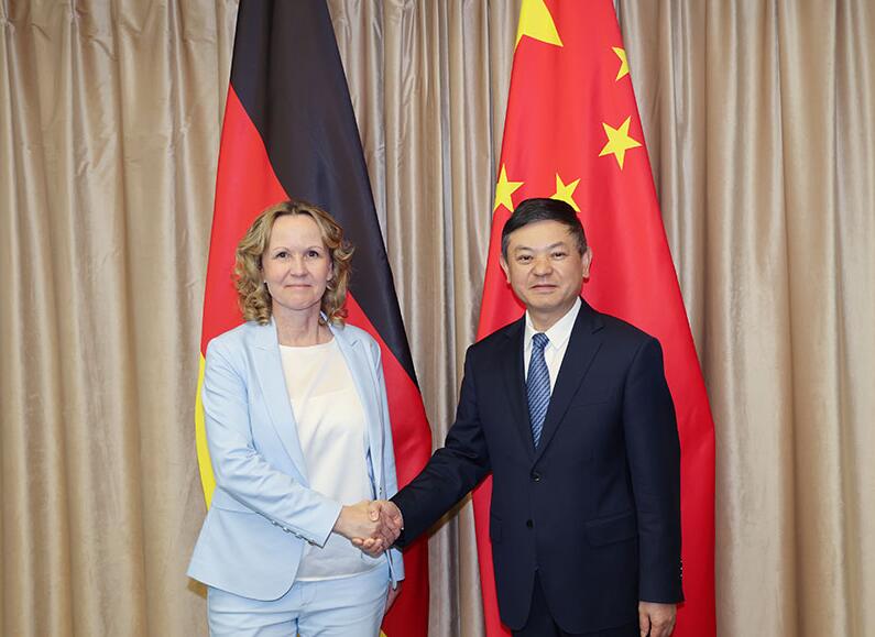 生態(tài)環(huán)境部部長黃潤秋會見德國聯(lián)邦環(huán)境、自然保護(hù)、核安全與消費(fèi)者保護(hù)部長萊姆克