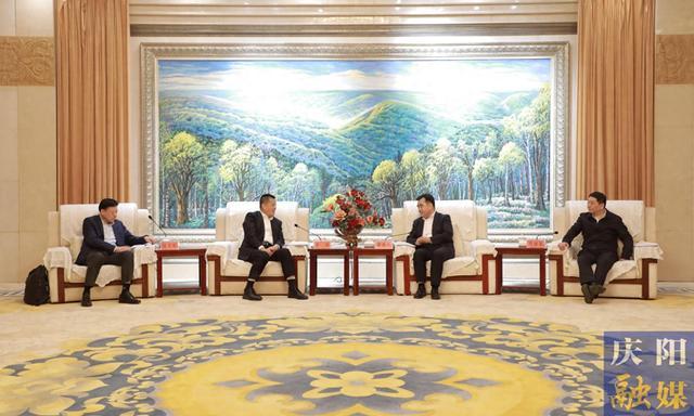 慶陽(yáng)市委書(shū)記黃澤元、市長(zhǎng)周繼軍與山東能源集團(tuán)黨委書(shū)記、董事長(zhǎng)李偉一行座談