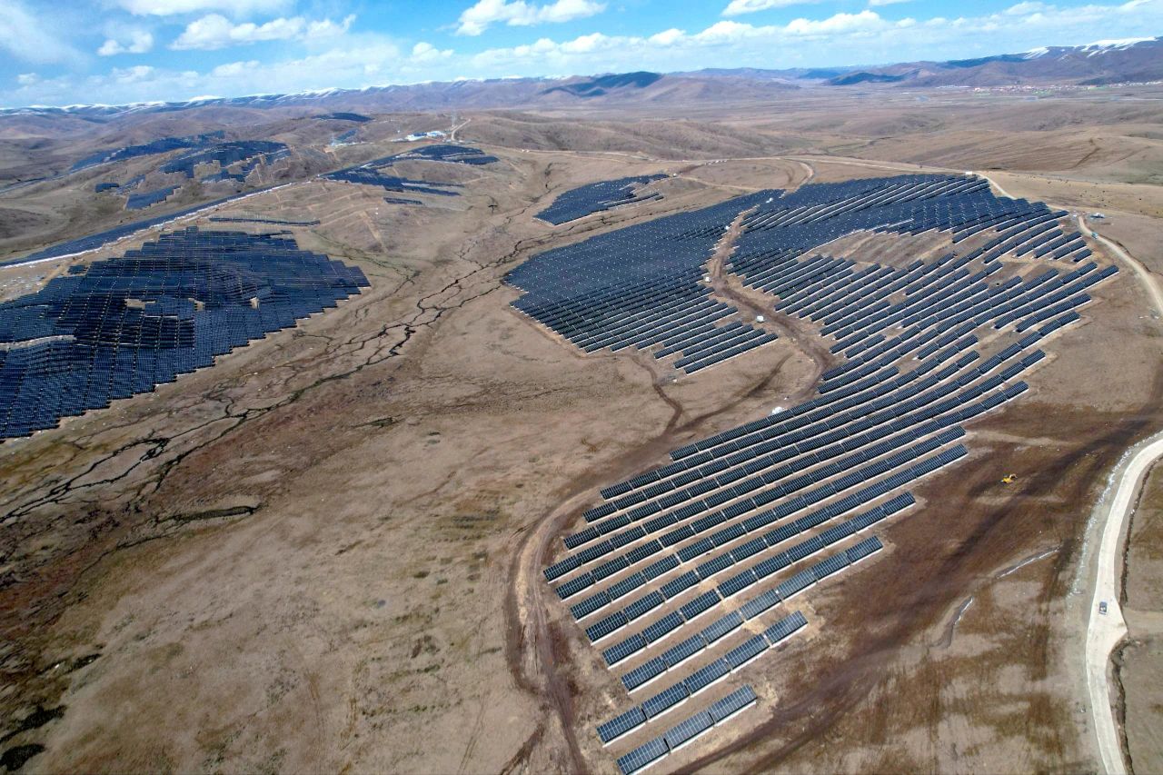 三峽集團(tuán)在川首個(gè)百萬千瓦級光伏發(fā)電項(xiàng)目一期并網(wǎng)發(fā)電