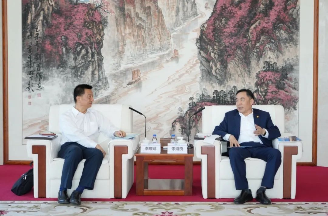 中國能建黨委書記、董事長宋海良與新疆住建廳黨組書記、副廳長李宏斌會談