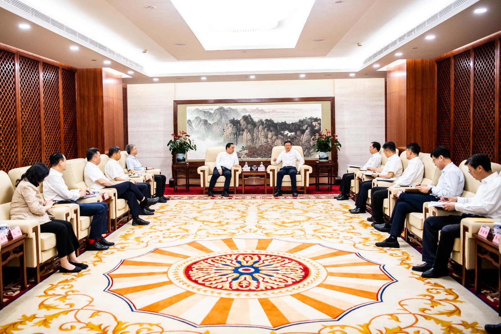 國家能源集團(tuán)公司總經(jīng)理、黨組副書記余兵會(huì)見鎮(zhèn)江市委書記馬明龍一行