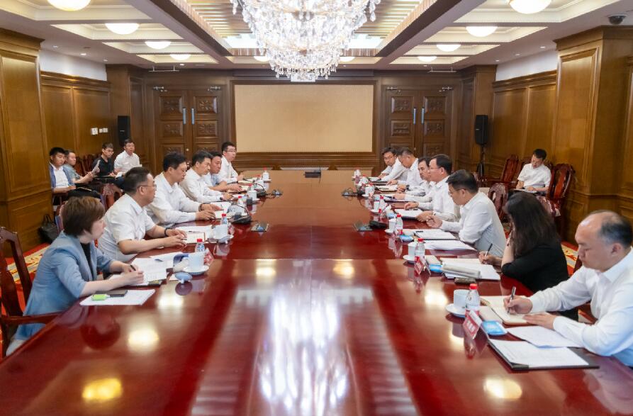 大唐集團(tuán)總經(jīng)理、黨組副書(shū)記張傳江與阜新市委書(shū)記胡濤、市長(zhǎng)周鵬舉會(huì)談