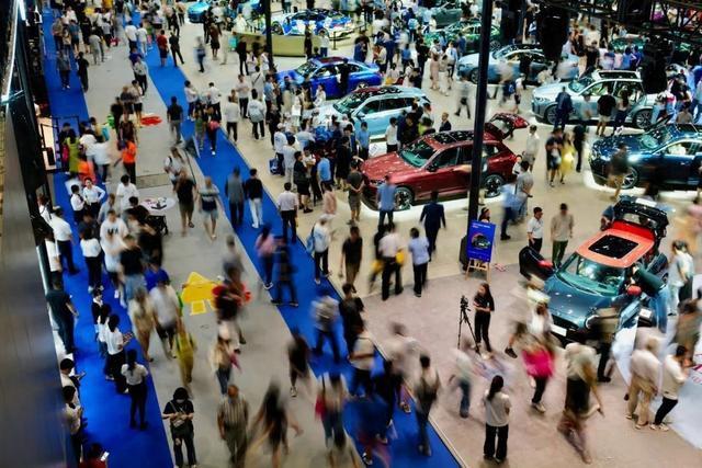 新能源車，熱!燃油車，冷!