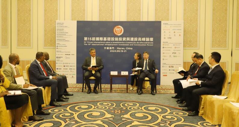 葛洲壩集團(tuán)黨委書記、董事長(zhǎng)譚華與安哥拉能源水利部部長(zhǎng)若昂·博爾熱斯座談