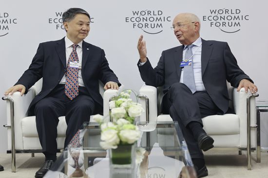 華能集團董事長溫樞剛會見世界經濟論壇創(chuàng)始人兼執(zhí)行主席施瓦布