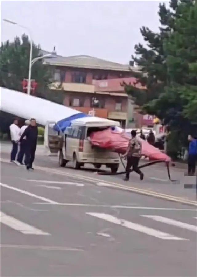 黑龍江一面包車被風電機葉片刺穿，知情人：車上載有7人