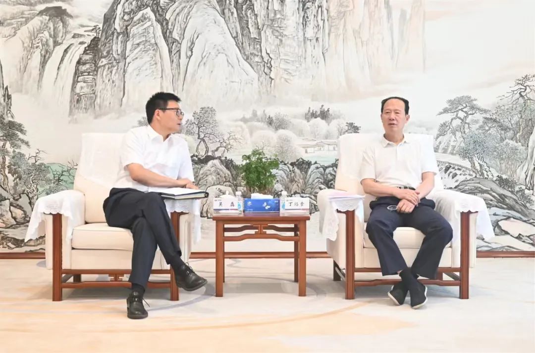 中國(guó)電建黨委書(shū)記、董事長(zhǎng)丁焰章與上海電氣集團(tuán)黨委書(shū)記、董事長(zhǎng)吳磊會(huì)談