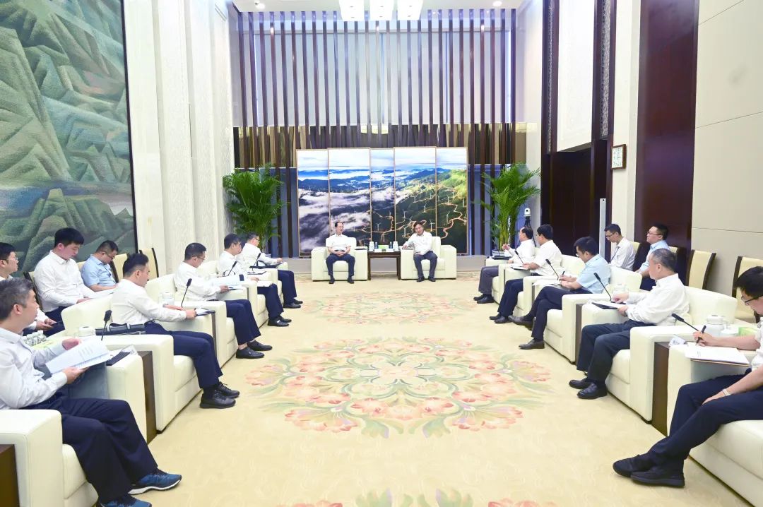 中國(guó)電建黨委書(shū)記、董事長(zhǎng)丁焰章與國(guó)家電投黨組書(shū)記、董事長(zhǎng)劉明勝會(huì)談