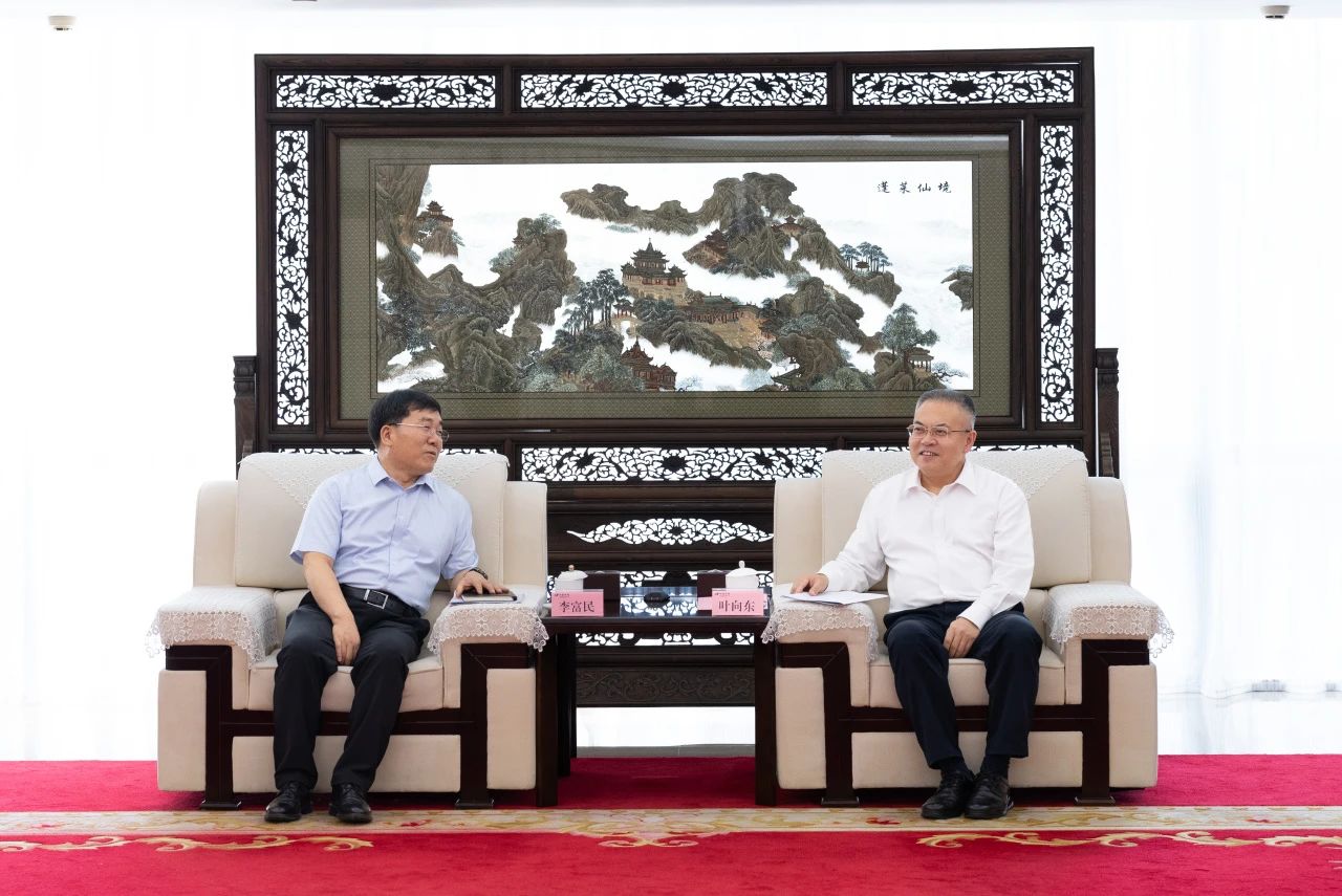 華電集團(tuán)黨組副書(shū)記、總經(jīng)理葉向東與三峽集團(tuán)黨組副書(shū)記、總經(jīng)理李富民舉行會(huì)談