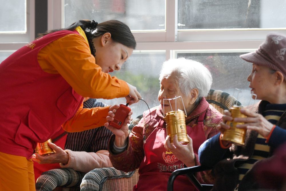 點(diǎn)亮燈 散發(fā)光 燃燒火——記“時(shí)代楷?！眹?guó)家電網(wǎng)四川電力成都高新連心橋共產(chǎn)黨員服務(wù)隊(duì)