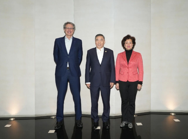 中國能建黨委書記、董事長宋海良與西班牙中國會創(chuàng)始會長陳弘夫婦會談