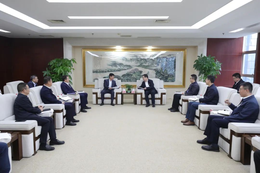 大唐四川公司黨委書記、董事長梁華與中能建西南區(qū)域總部黨委書記、總經理，中能建西南投資公司黨委書記、董事長鄒小川會談