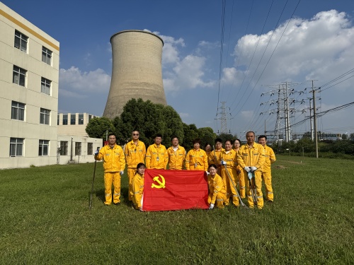 南京化學工業(yè)園熱電有限公司黨員先鋒在行動，廠外環(huán)境整治展擔當