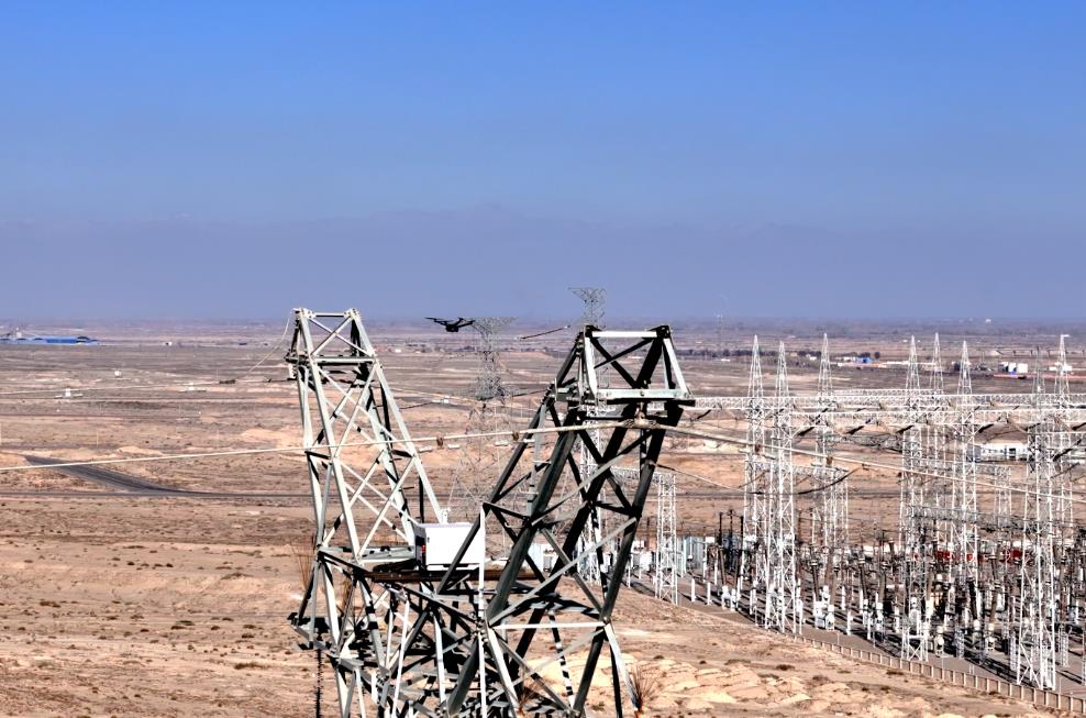 新疆電網(wǎng)首臺光伏儲(chǔ)能網(wǎng)格巡檢“駐塔式”無人機(jī)投入運(yùn)行