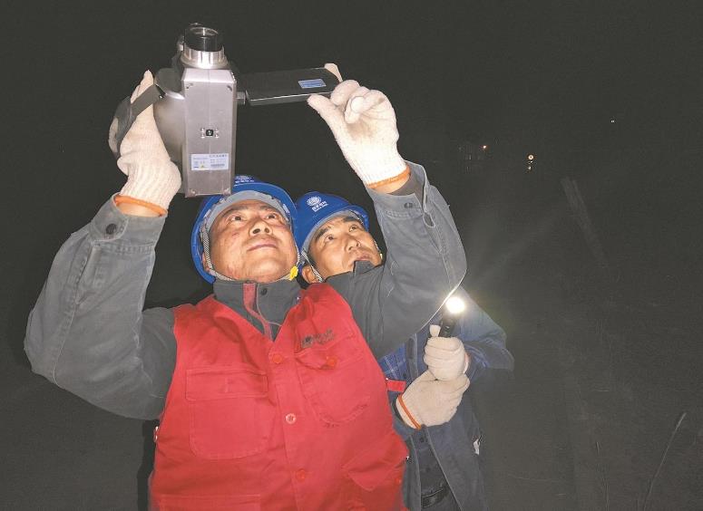 青海貴南縣:零下15攝氏度,冬夜巡檢保供電