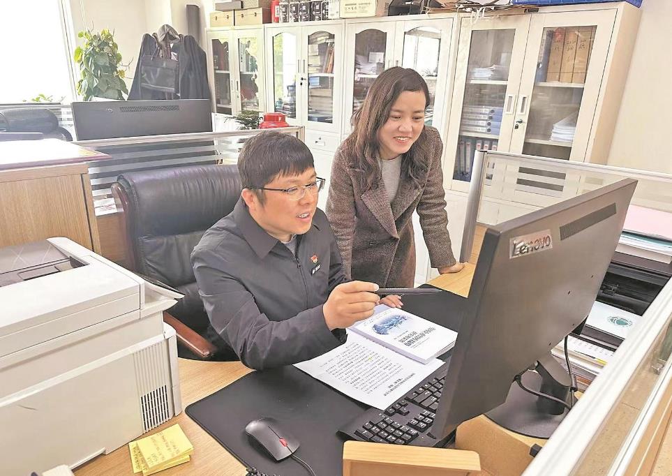 李洪偉：發(fā)揮專長(zhǎng)援藏，助力智庫(kù)建設(shè)