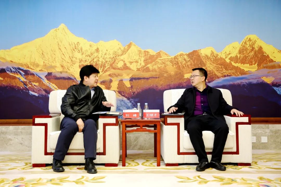 大唐云南公司黨委書記、董事長王繼才與華為中國區(qū)數(shù)字能源業(yè)務部副總裁劉峰會談