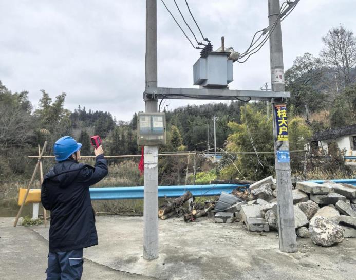 貴州荔波供電局春節(jié)供電不“打烊”，守護(hù)佳節(jié)年味濃