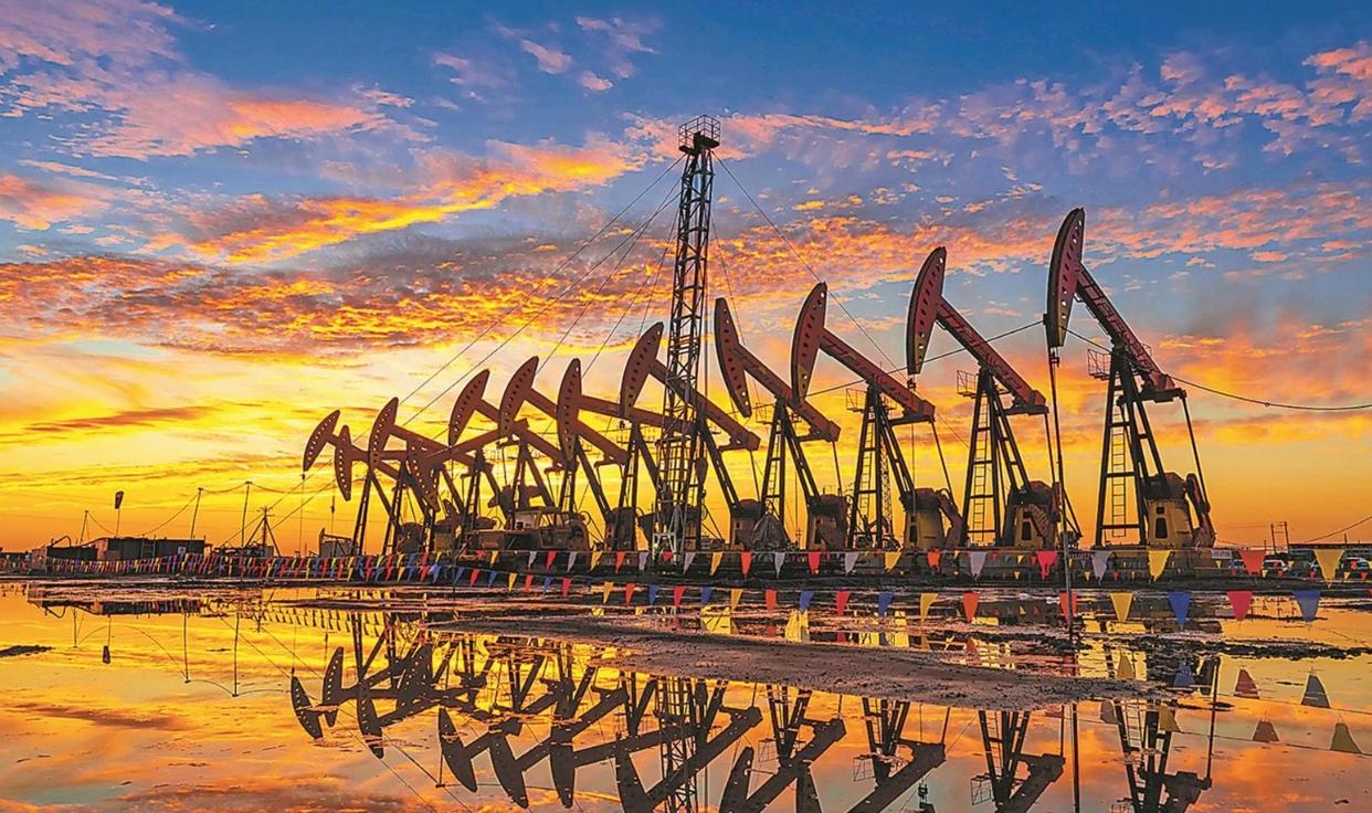 兩大能源機構下調今年石油供應過剩預期，油價全年怎么走