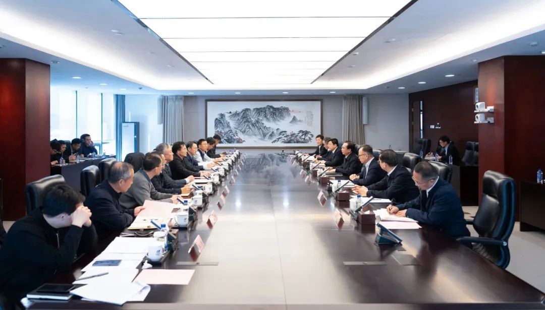 華電集團(tuán)董事長(zhǎng)、黨組書記江毅與北京市政府黨組成員、副市長(zhǎng)文獻(xiàn)舉行會(huì)談