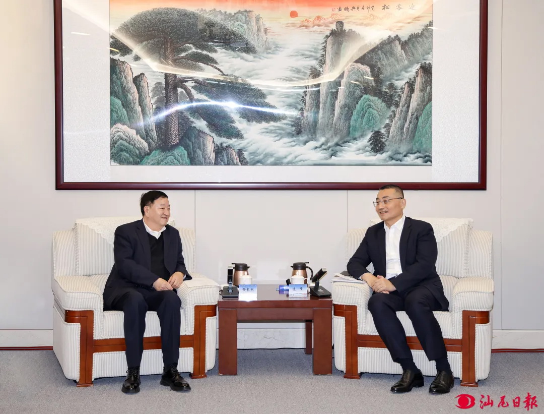 中廣核集團(tuán)黨委書記、董事長(zhǎng)楊長(zhǎng)利與汕尾市委書記逯峰、市長(zhǎng)鄭海濤會(huì)談