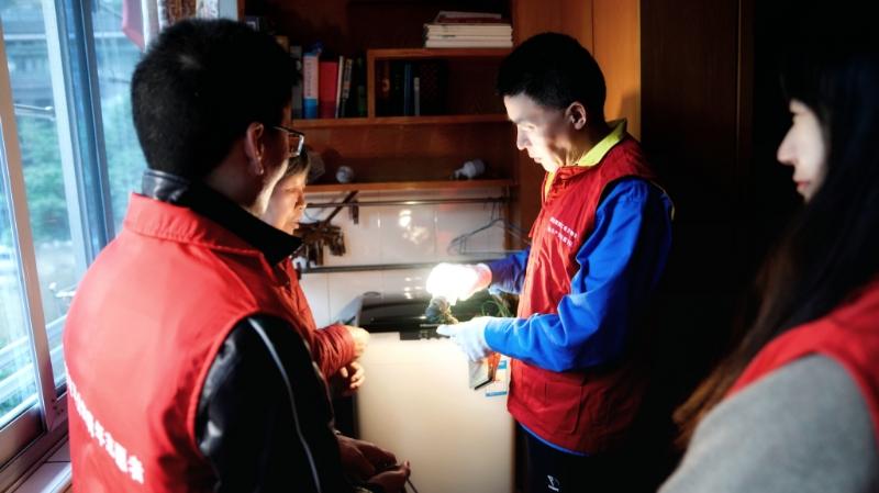 國網(wǎng)浙江物資公司電力青年主動(dòng)上門服務(wù)，“電暖”千萬家