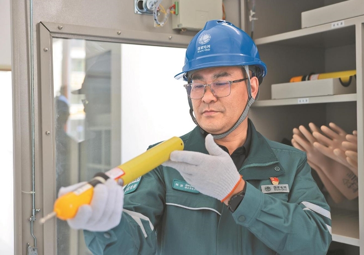 鄉(xiāng)親們的燈亮了，我的心就踏實(shí)了——記全國(guó)勞動(dòng)模范楊波