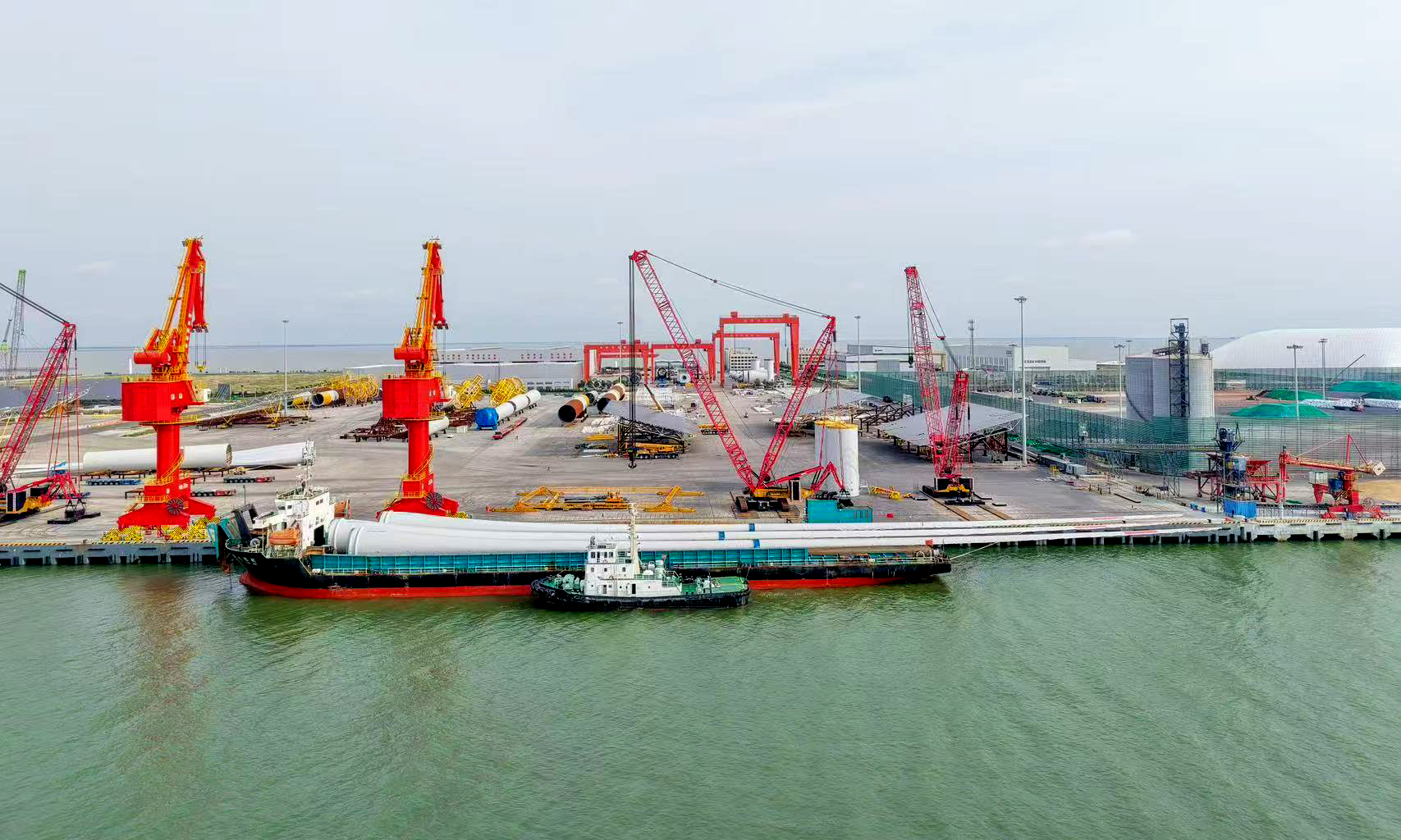 全球最長(zhǎng)葉片、全球最重機(jī)艙順利運(yùn)抵港口