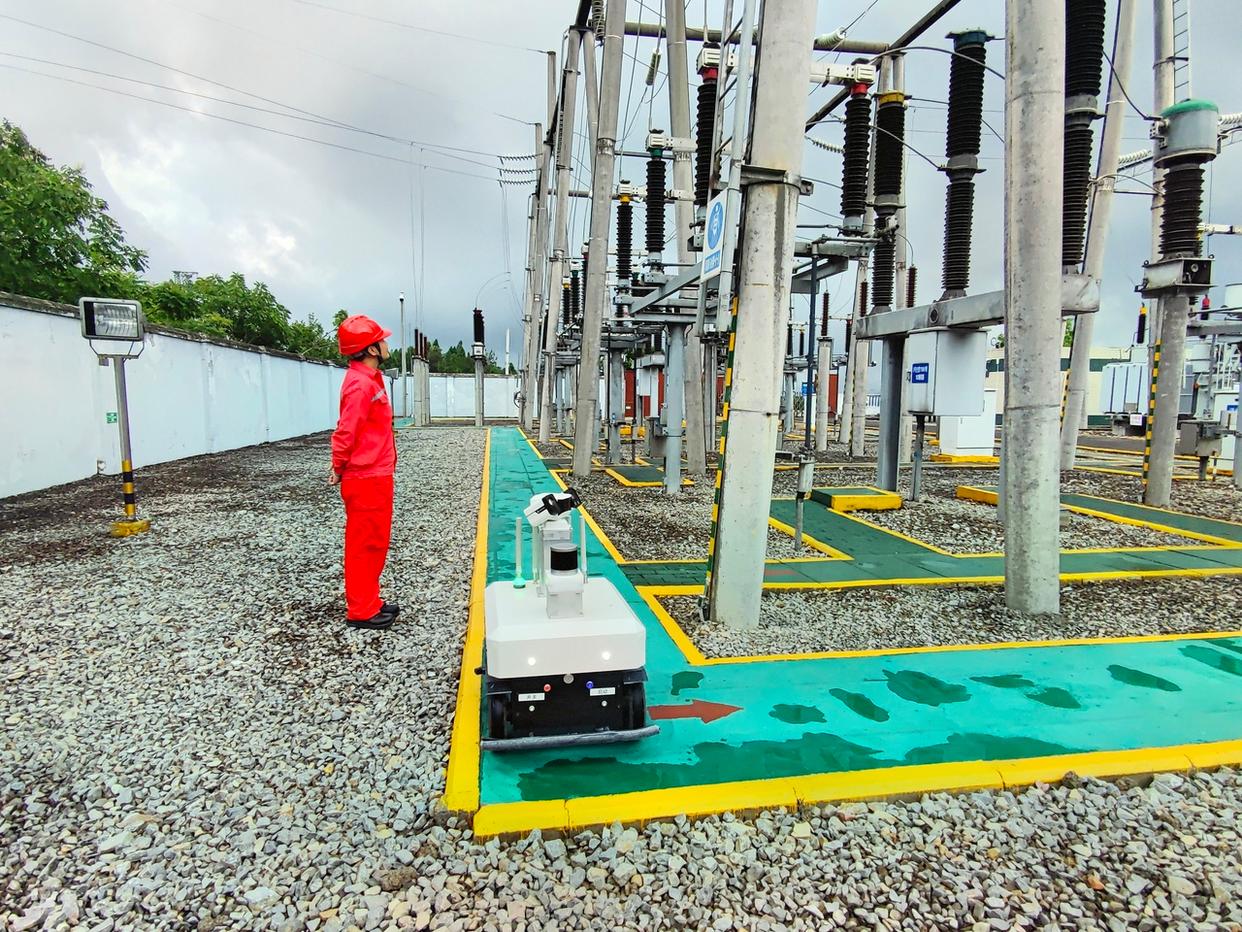 涪陵氣田首次在變電站投用智能巡檢機(jī)器人