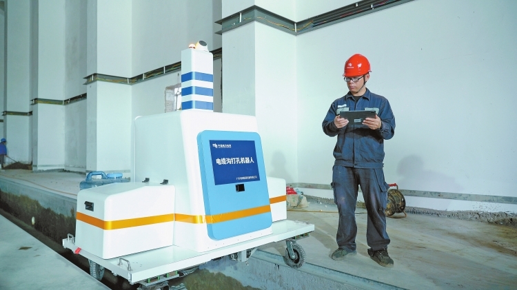 南網(wǎng)首臺(tái)智能電纜溝鉆孔機(jī)器人上崗