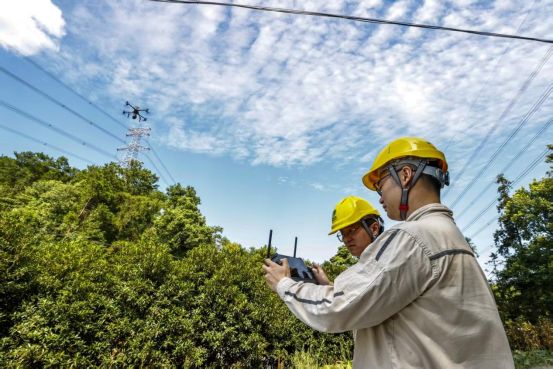 重慶巴南無(wú)人機(jī)特巡 護(hù)航高溫下電網(wǎng)安全