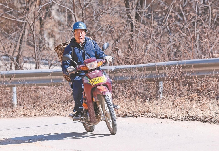 邢海明：三十五載風(fēng)雨無(wú)阻 “背簍電工”情暖深山人家